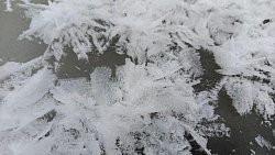 Снежные цветы украсили реку Юрюзань в Челябинской области