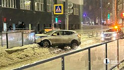 Иномарка врезалась в ограждение в центре Челябинска — пострадала пешеход