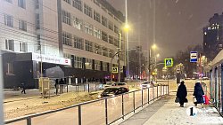 Иномарка врезалась в ограждение в центре Челябинска — пострадала пешеход