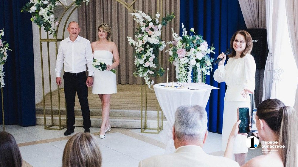 В Челябинской области работники ЗАГСов отмечают профессиональный праздник