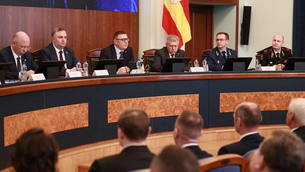 Губернатор Алексей Текслер потребовал дать ответы на все вопросы прямой линии