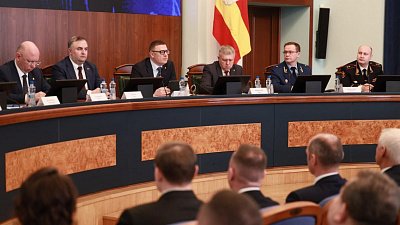 Губернатор Алексей Текслер потребовал дать ответы на все вопросы прямой линии