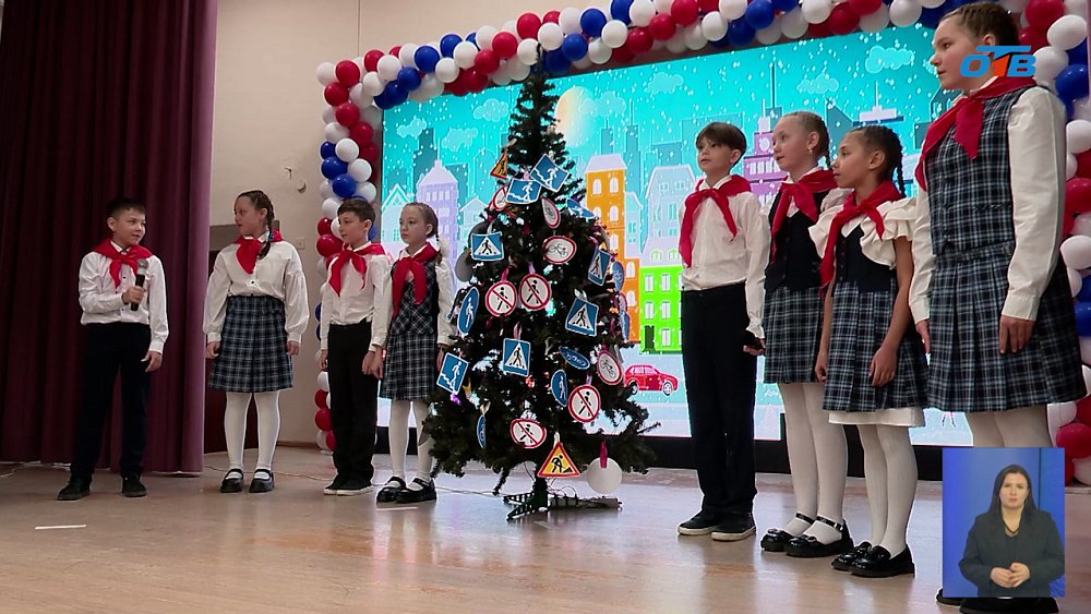 Челябинские полицейские раздали школьникам светоотражающие значки