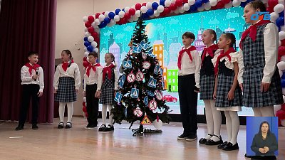 Челябинские полицейские раздали школьникам светоотражающие значки