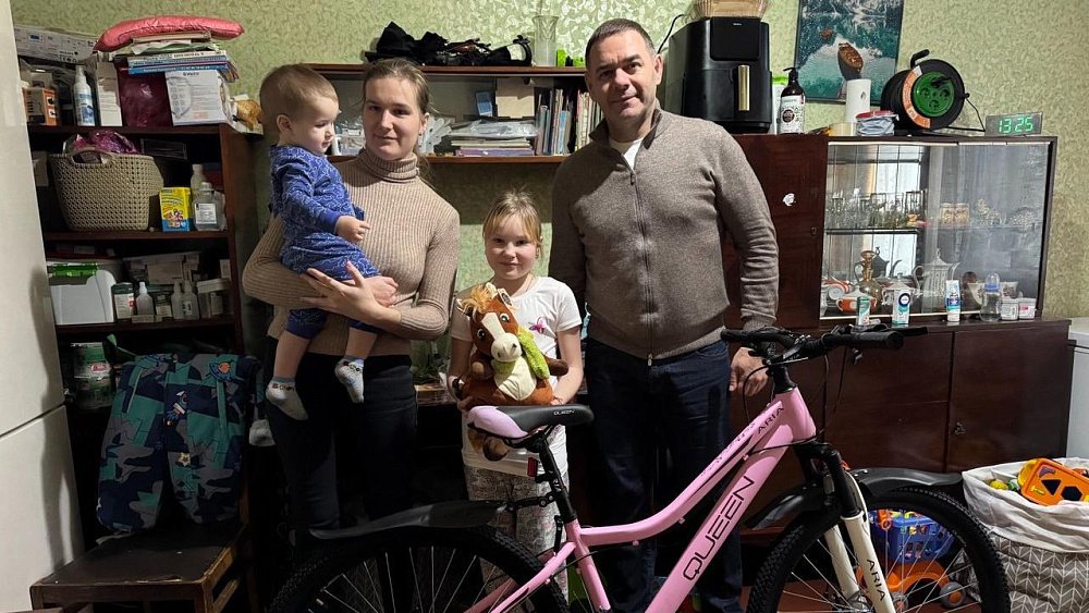 Новогоднее чудо для детей из Донбасса: Алексей Текслер исполнил мечту юной жительницы Ясиноватой