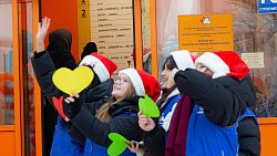 Для онкобольных детей устроили концерт под окнами больницы в Челябинске