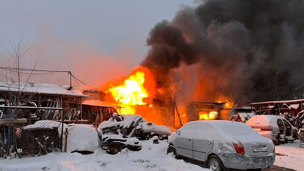 В Ленинском районе Челябинска вспыхнул автосервис