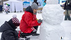 Новогодняя благотворительная акция завершилась лепкой снеговиков в Челябинске