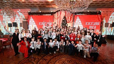 Алексей Текслер провел новогодний прием для юных талантов и детей участников СВО