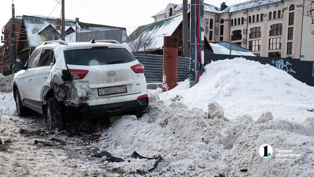 Пассажиру легковушки порезало лицо осколками лобового стекла при ДТП в Челябинске