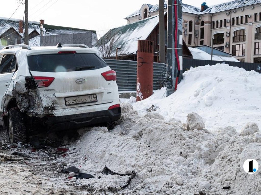 Пассажиру легковушки порезало лицо осколками лобового стекла при ДТП в Челябинске