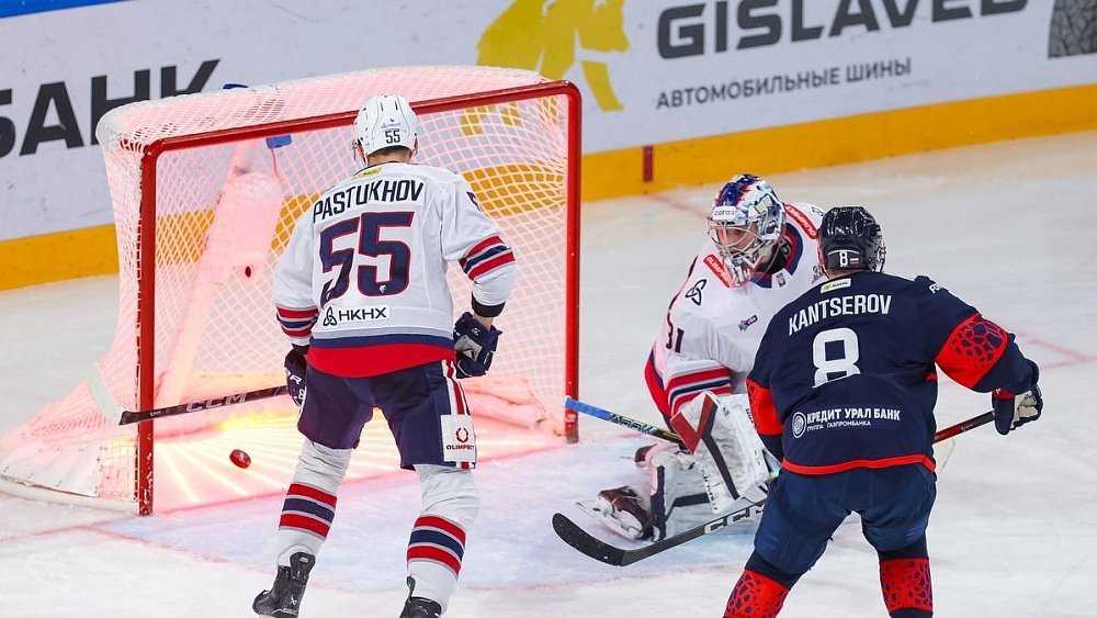 Хоккейный клуб «Металлург» по буллитам вырвал победу у «Нефтехимика»