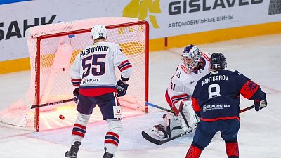 Хоккейный клуб «Металлург» по буллитам вырвал победу у «Нефтехимика»