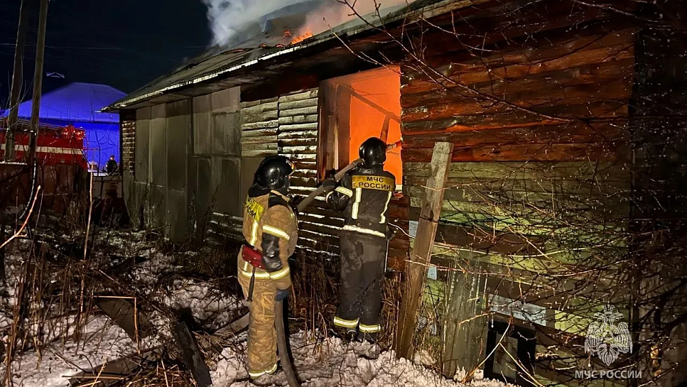 Два частных дома вспыхнули за одну ночь в Челябинской области