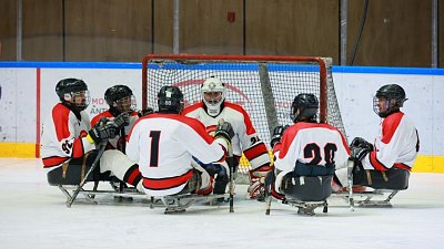 В Челябинске провели первый официальный турнир по следж‑хоккею