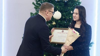 Губернатор Алексей Текслер наградил лидеров молодежной политики Южного Урала
