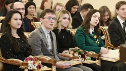 Губернатор Алексей Текслер наградил лидеров молодежной политики Южного Урала