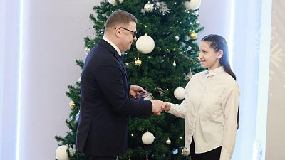 Алексей Текслер вручил медали школьникам, исправившим свои оценки на «отлично»