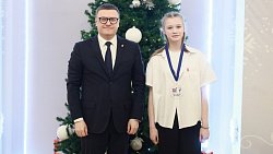 Алексей Текслер вручил медали школьникам, исправившим свои оценки на «отлично»