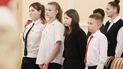 Алексей Текслер вручил медали школьникам, исправившим свои оценки на «отлично»