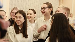 Алексей Текслер вручил медали школьникам, исправившим свои оценки на «отлично»