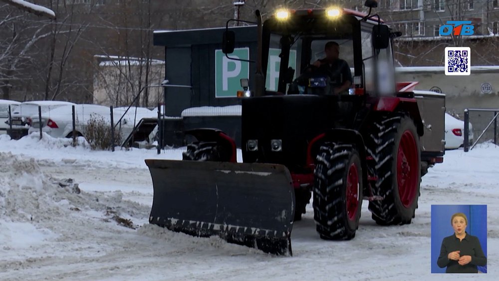 В Челябинске продолжается уборка снега