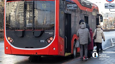 В Челябинске в троллейбусе № 14 ребенку зажало голову дверью
