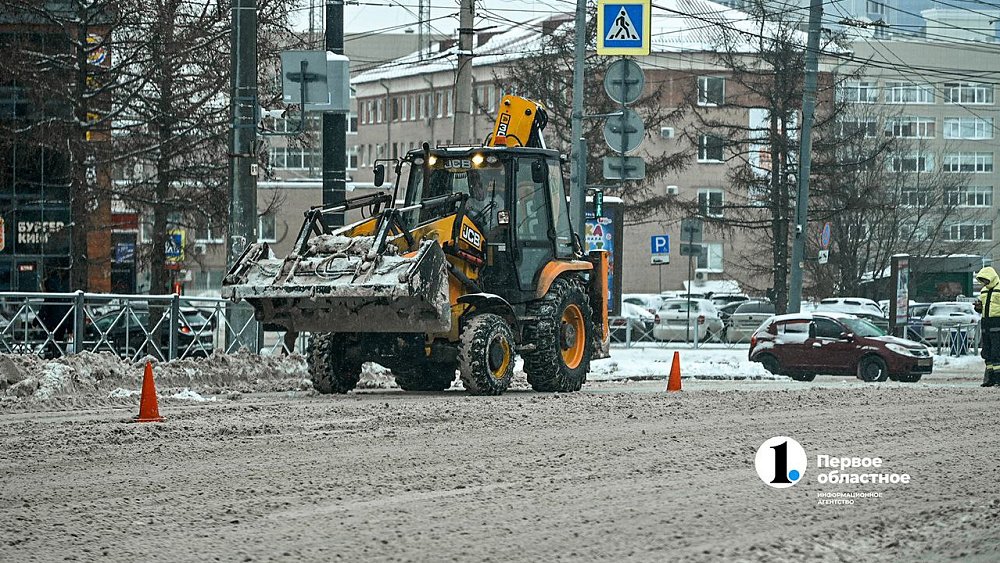 Почти 700 человек продолжают чистить Челябинск после снегопада
