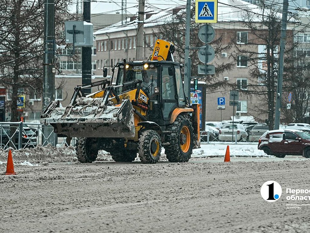 Почти 700 человек продолжают чистить Челябинск после снегопада