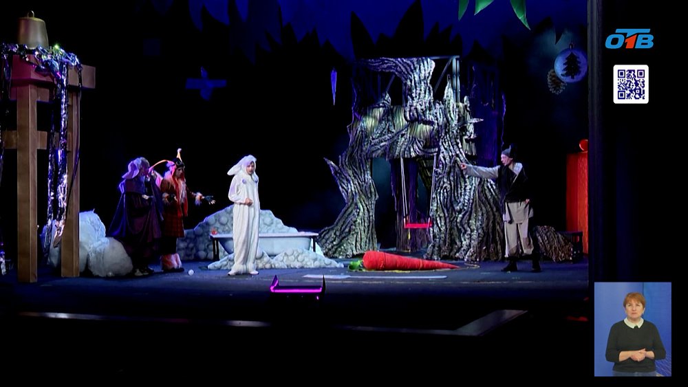 В Молодежном театре Челябинска ожили елочные украшения