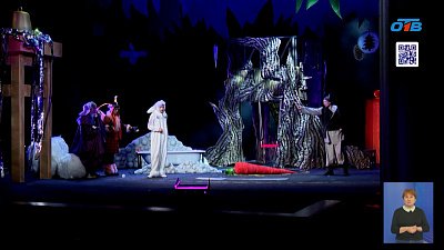 В Молодежном театре Челябинска ожили елочные украшения