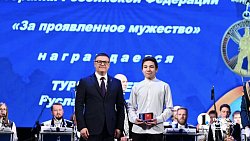 Алексей Текслер наградил отличившихся на службе спасателей