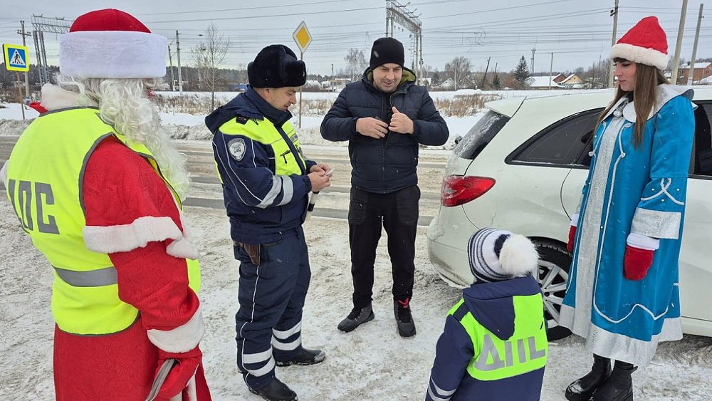 В Чебаркуле полицейские исполнили мечту ребенка стать инспектором ДПС