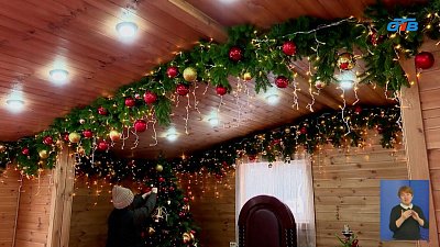 В центре Челябинска установили дом Деда Мороза