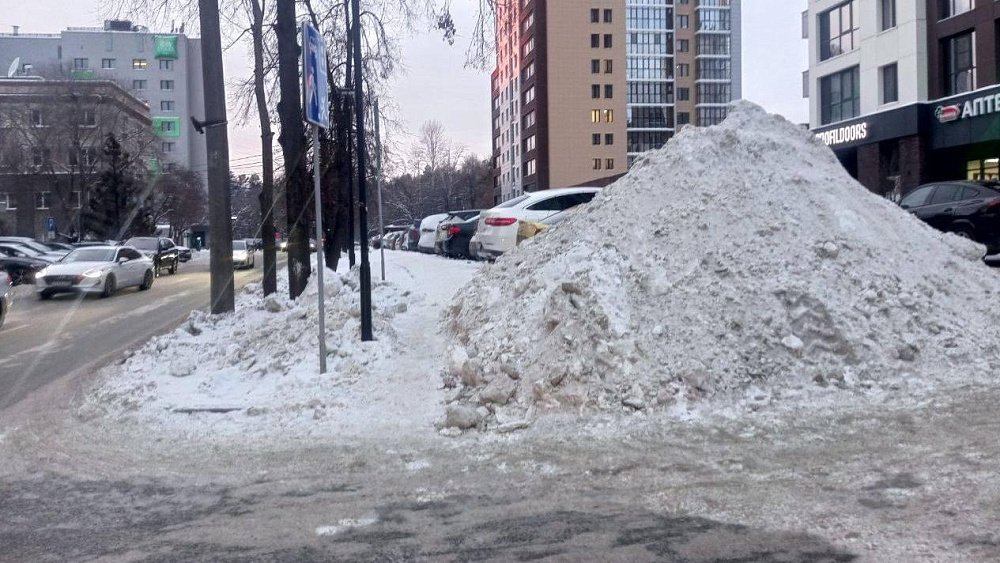 Челябинцы пожаловались на двухметровые кучи снега на улице Лесопарковой
