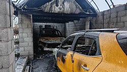 Новогодняя гирлянда спалила два автомобиля в Челябинской области