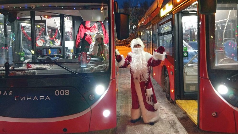 В Челябинске Дед Мороз и Снегурочка будут развозить праздник на троллейбусе № 19