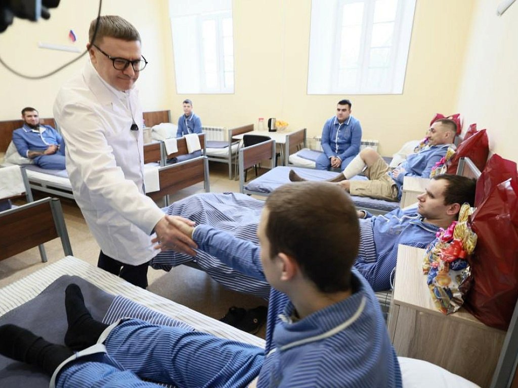 Губернатор Челябинской области навестил бойцов в окружном военном госпитале