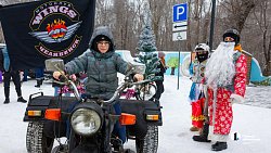 Праздник городу и предложение под елкой: челябинские байкеры провели акцию «Мотодед Мороз»