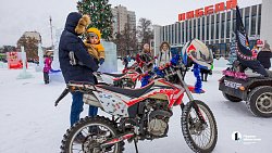 Праздник городу и предложение под елкой: челябинские байкеры провели акцию «Мотодед Мороз»