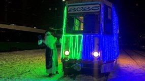 Челябинцы ловят новогодний трамвай