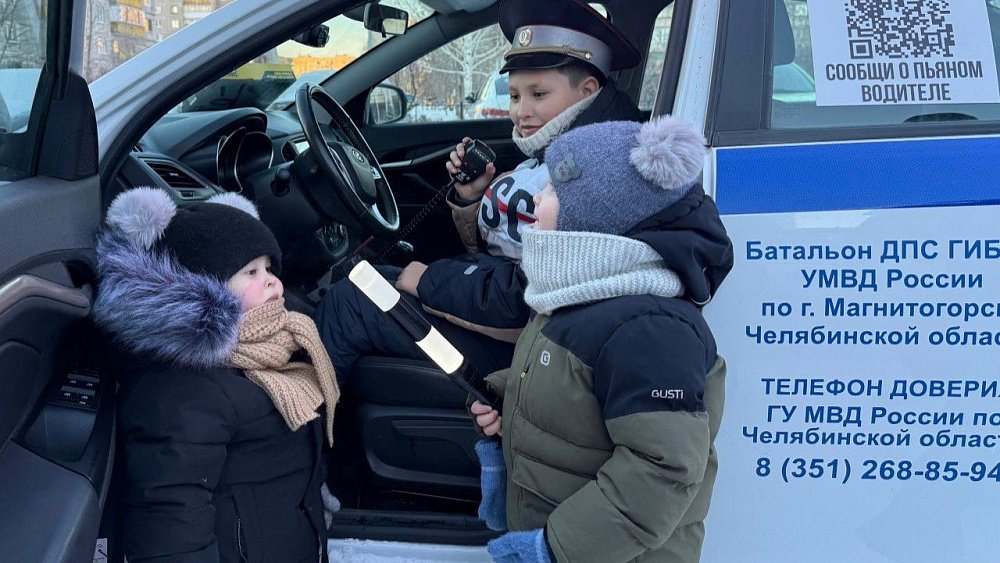 Полицейский Дед Мороз исполнил мечту ребенка из Магнитогорска