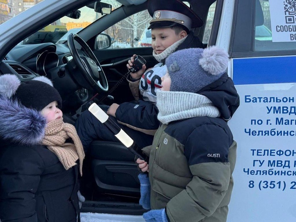 Полицейский Дед Мороз исполнил мечту ребенка из Магнитогорска