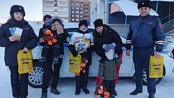 Полицейский Дед Мороз исполнил мечту ребенка из Магнитогорска