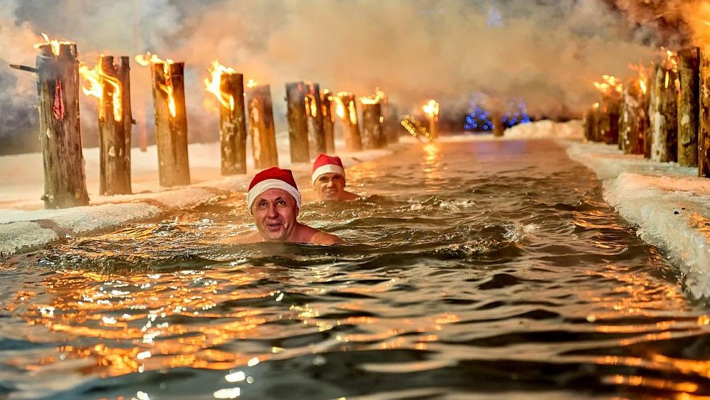 Под Миассом прошел единственный в мире ночной заплыв «моржей»