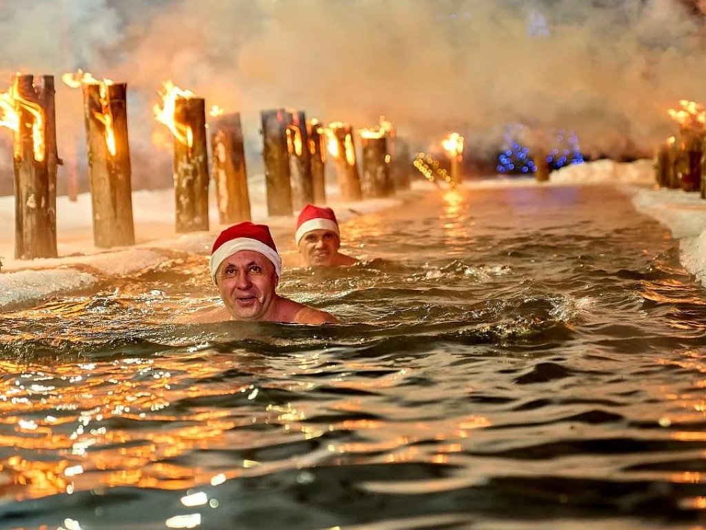 Под Миассом прошел единственный в мире ночной заплыв «моржей»