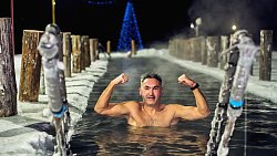 Под Миассом прошел единственный в мире ночной заплыв «моржей»