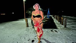 Под Миассом прошел единственный в мире ночной заплыв «моржей»