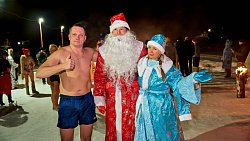 Под Миассом прошел единственный в мире ночной заплыв «моржей»