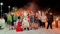 Под Миассом прошел единственный в мире ночной заплыв «моржей»